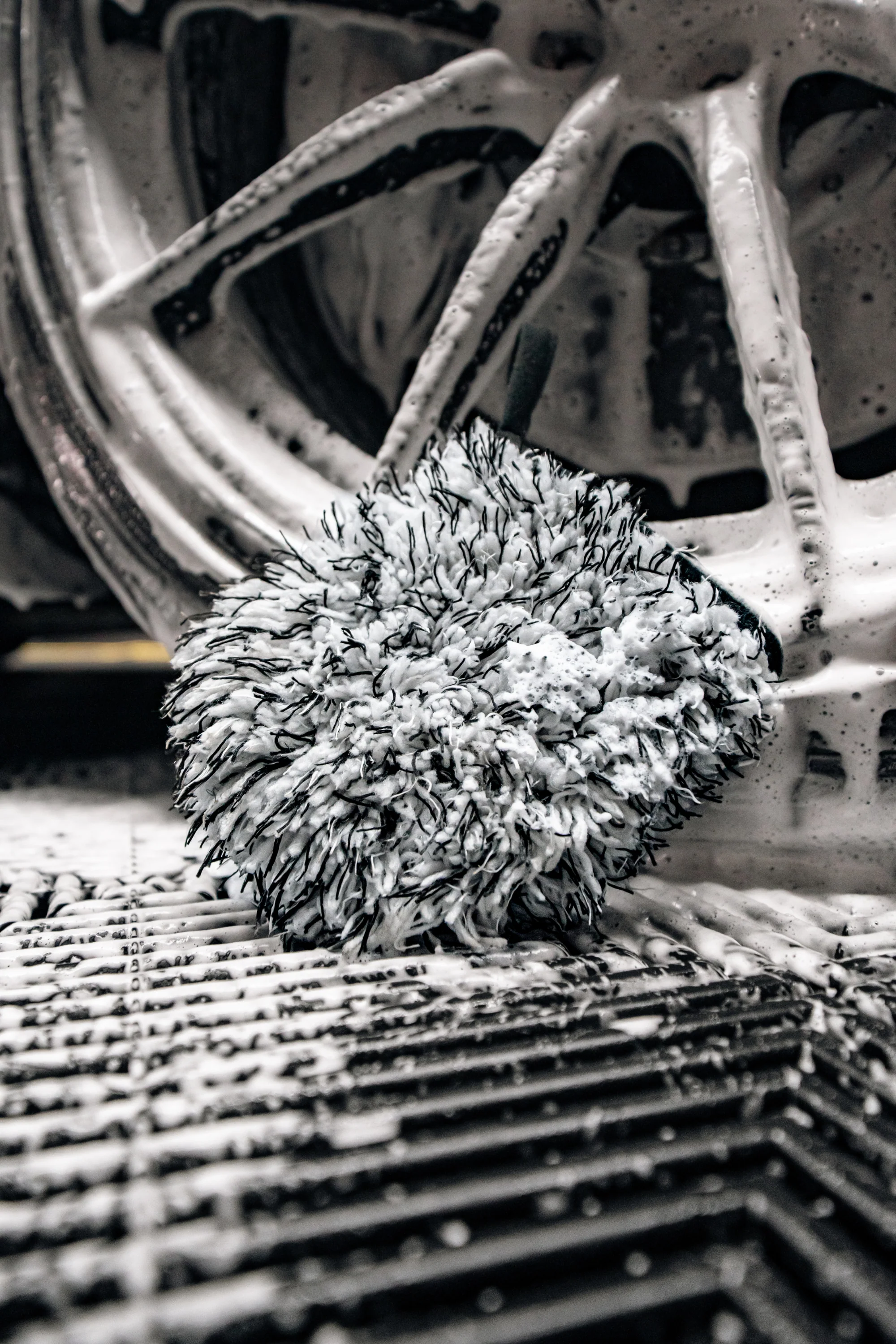 BLACKLINE® MICROFIBER WHEEL MITT - Image 2