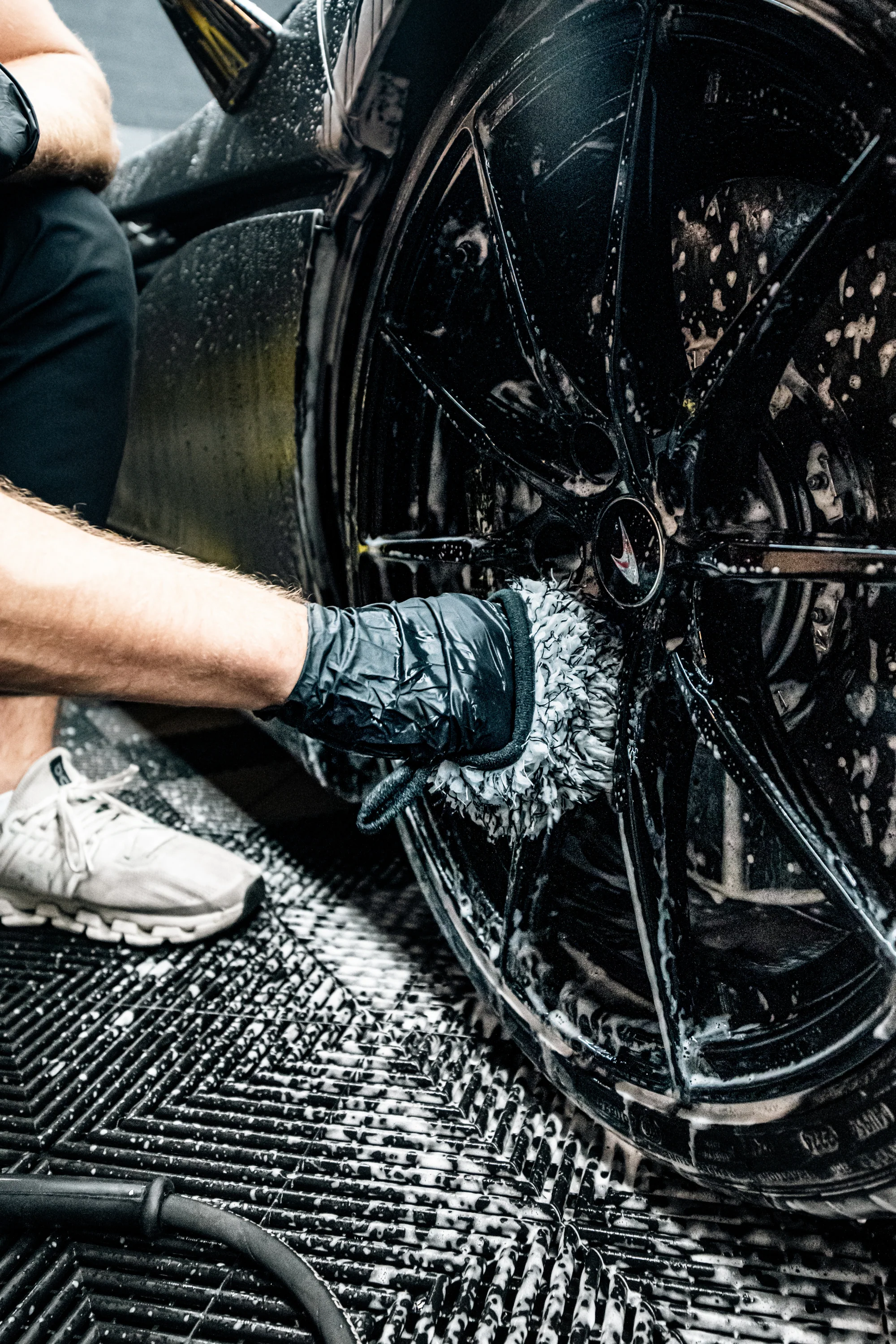 BLACKLINE® MICROFIBER WHEEL MITT - Image 4